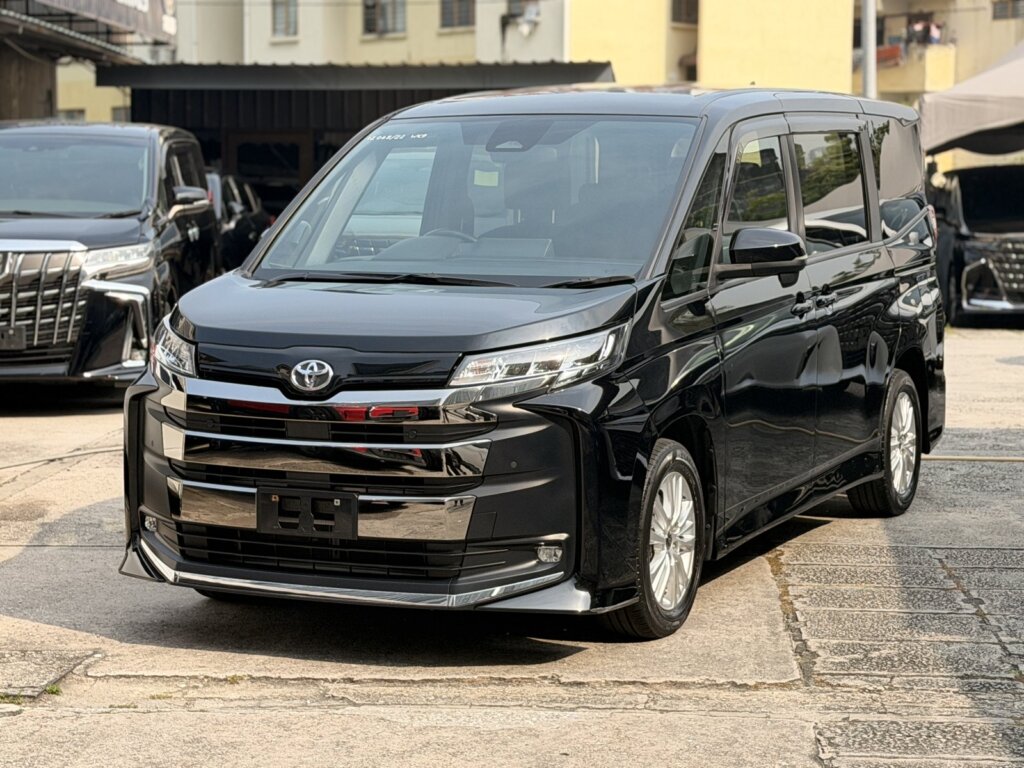 Toyota Noah · 12068