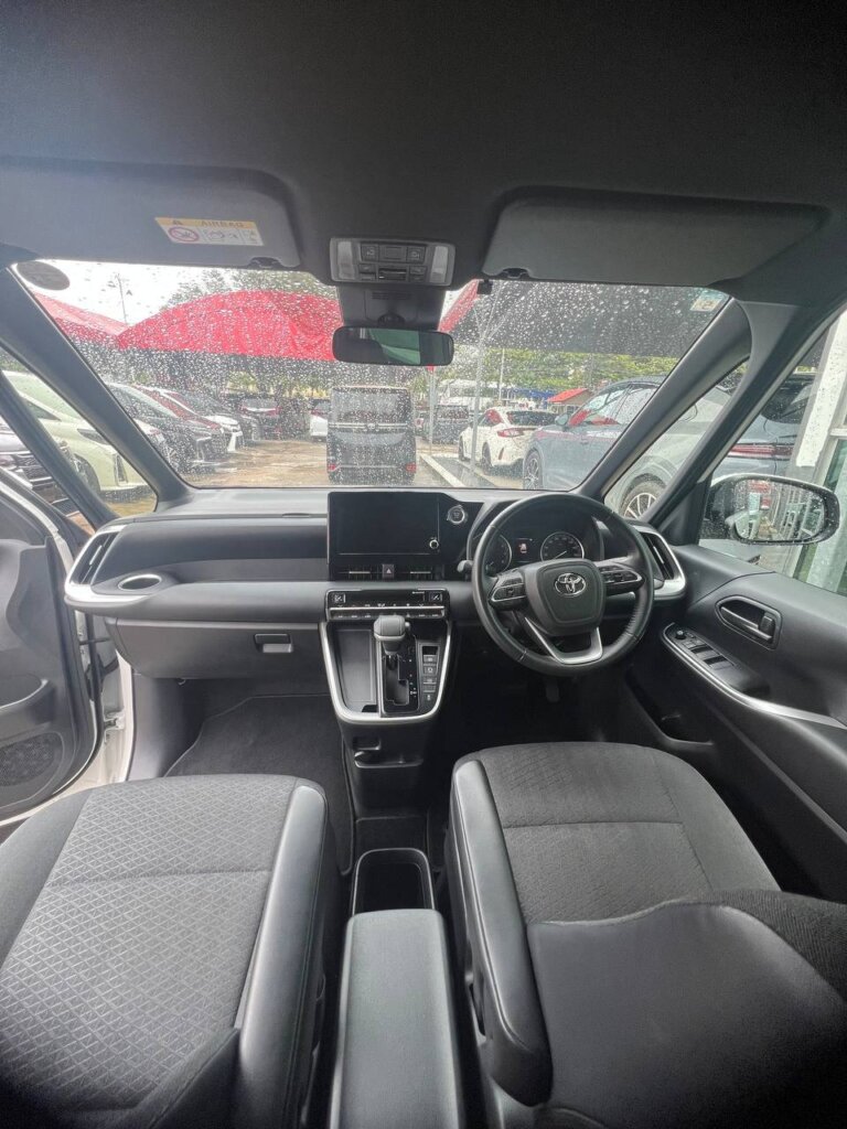 Toyota Voxy S-G 2022 · TG-2182