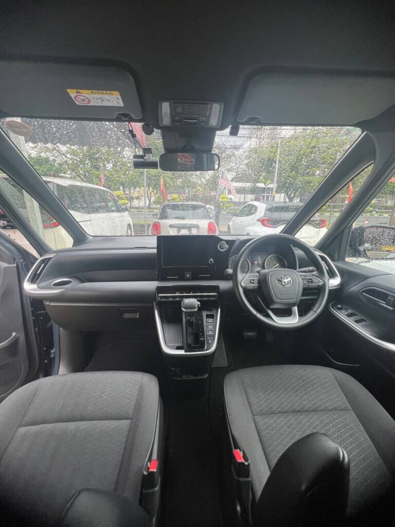 Toyota Voxy S-G 2023 · TG-2142