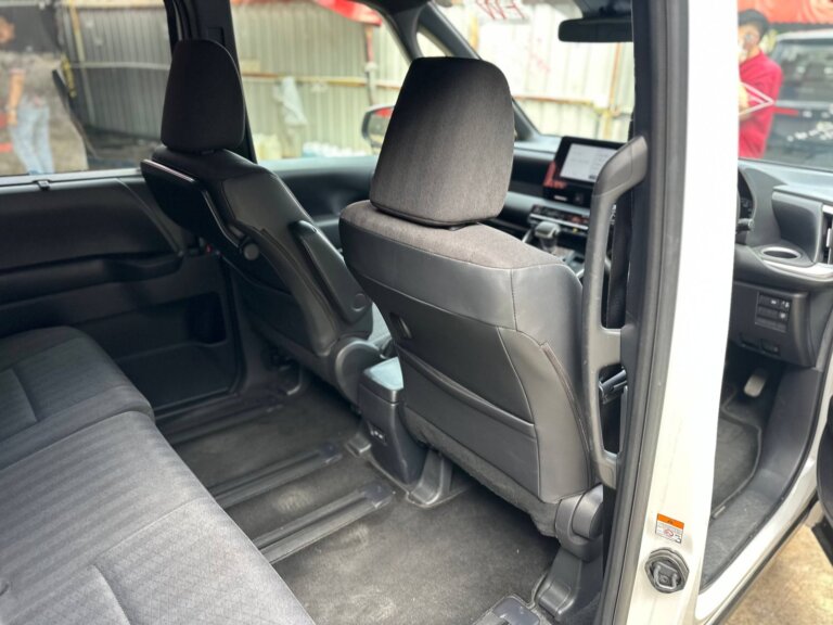 Toyota Voxy S-G 2022 · TG-1726