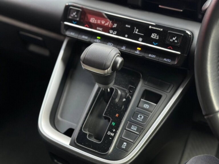 Toyota Voxy S-G 2022 · TG-1726