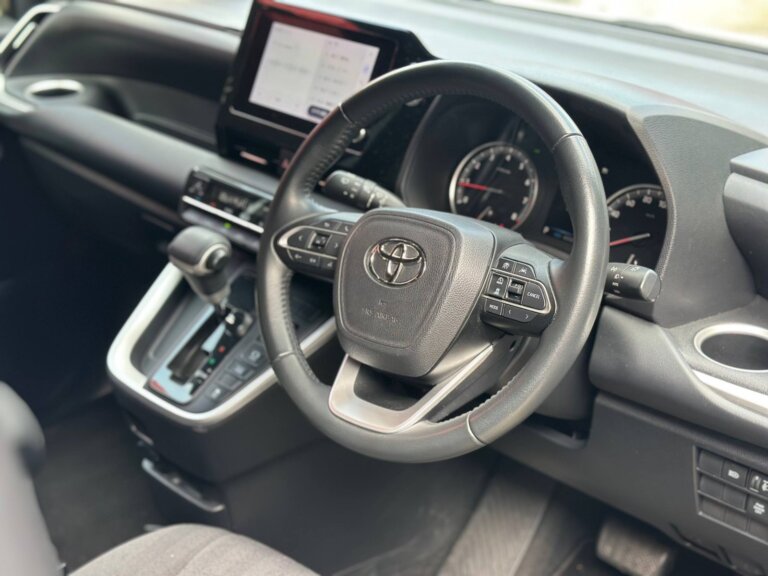Toyota Voxy S-G 2022 · TG-1726