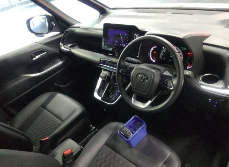 Toyota Noah 2024 · 03496