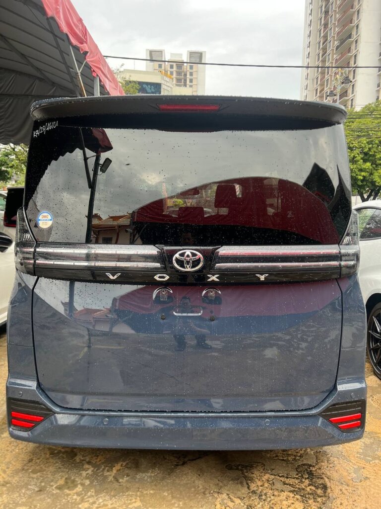 Toyota Voxy S-G 2023 · TG-2142