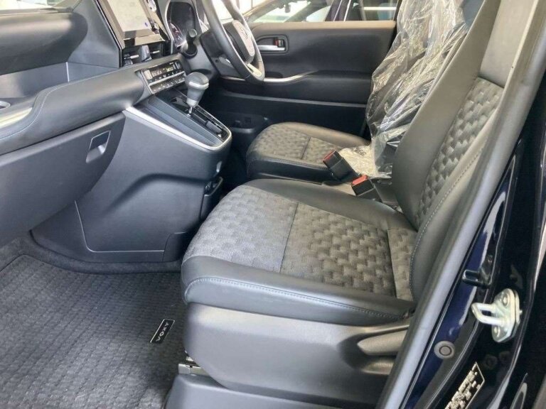 Toyota Voxy SZ 2022 · 27059
