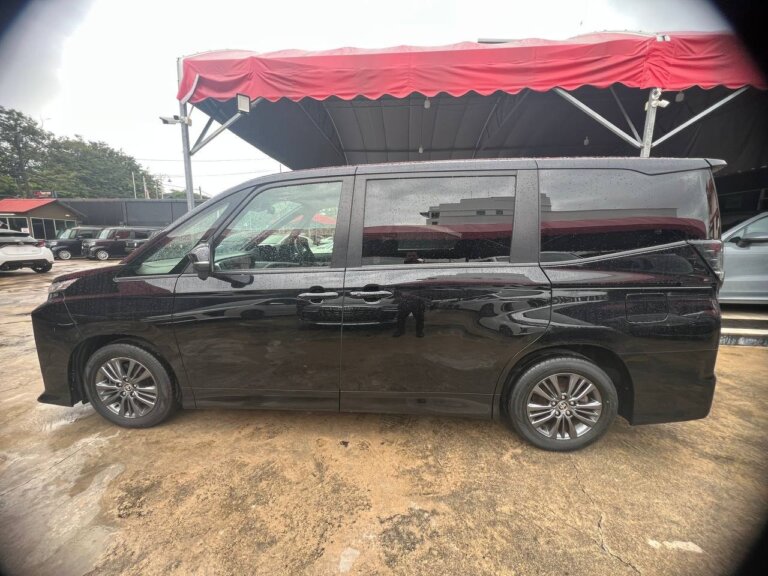 Toyota Voxy S-G 2023 · TG-2168