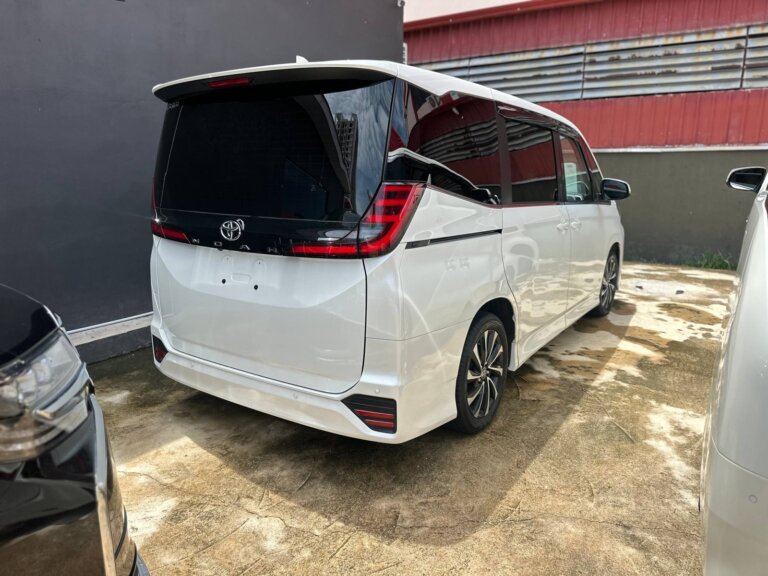 Toyota Noah 2022 · 07652