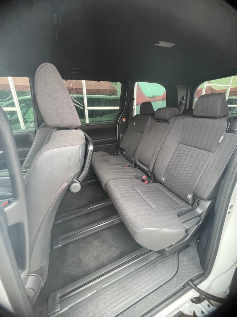 Toyota Voxy S-G 2022 · TG-2182