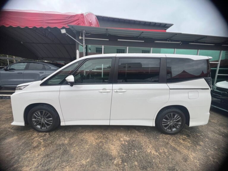 Toyota Voxy S-G 2022 · TG-2182