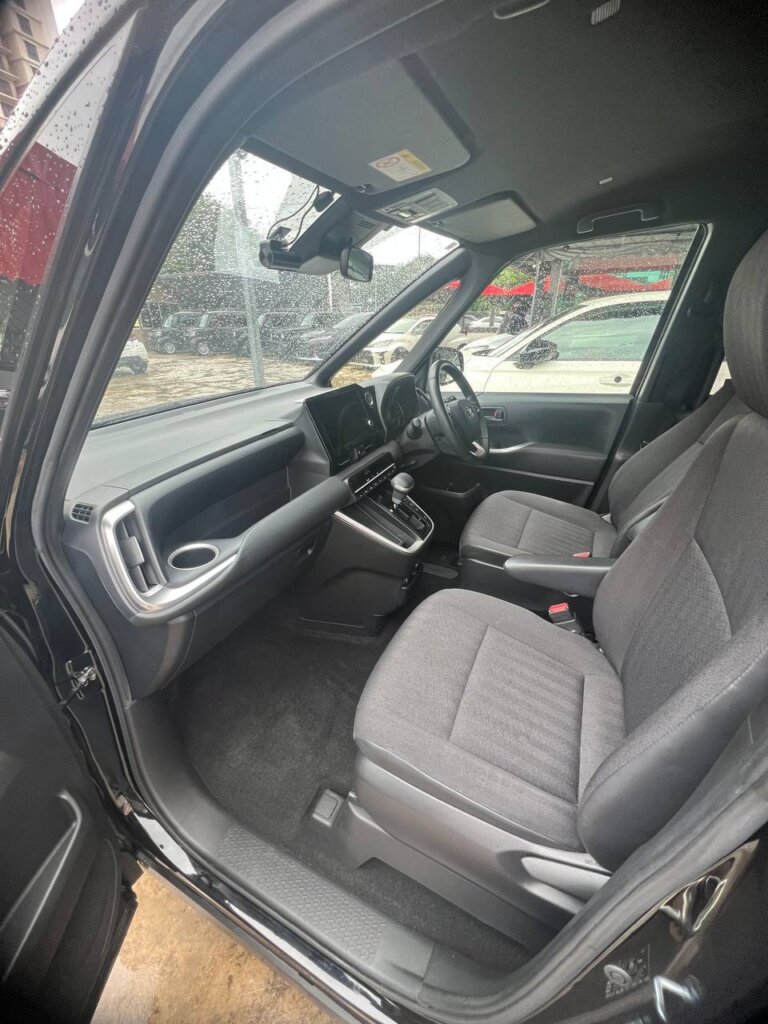 Toyota Voxy S-G 2023 · TG-2168