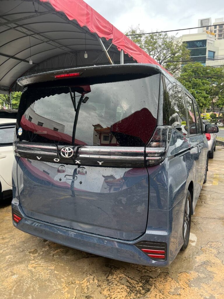 Toyota Voxy S-G 2023 · TG-2142