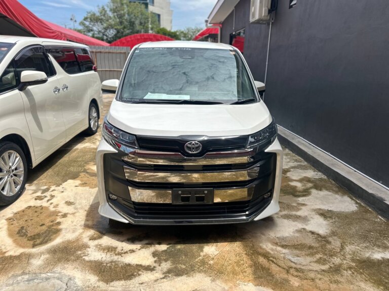 Toyota Noah 2022 · 07652