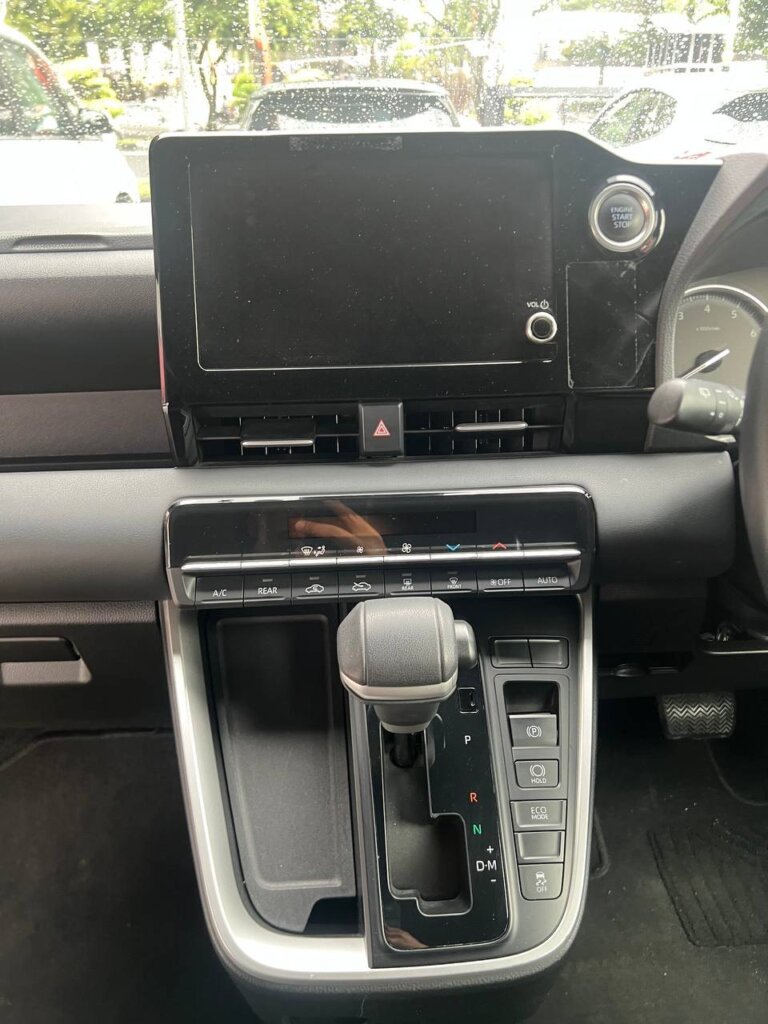 Toyota Voxy S-G 2023 · TG-2142