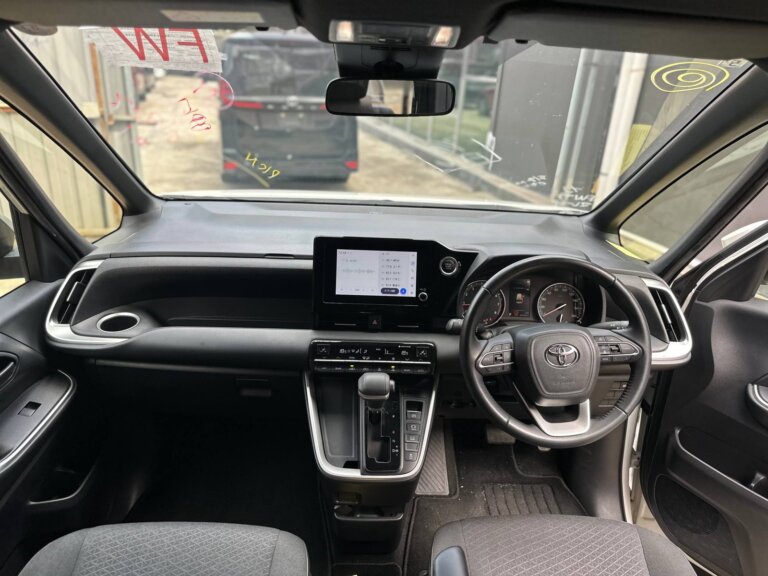 Toyota Voxy S-G 2022 · TG-1726