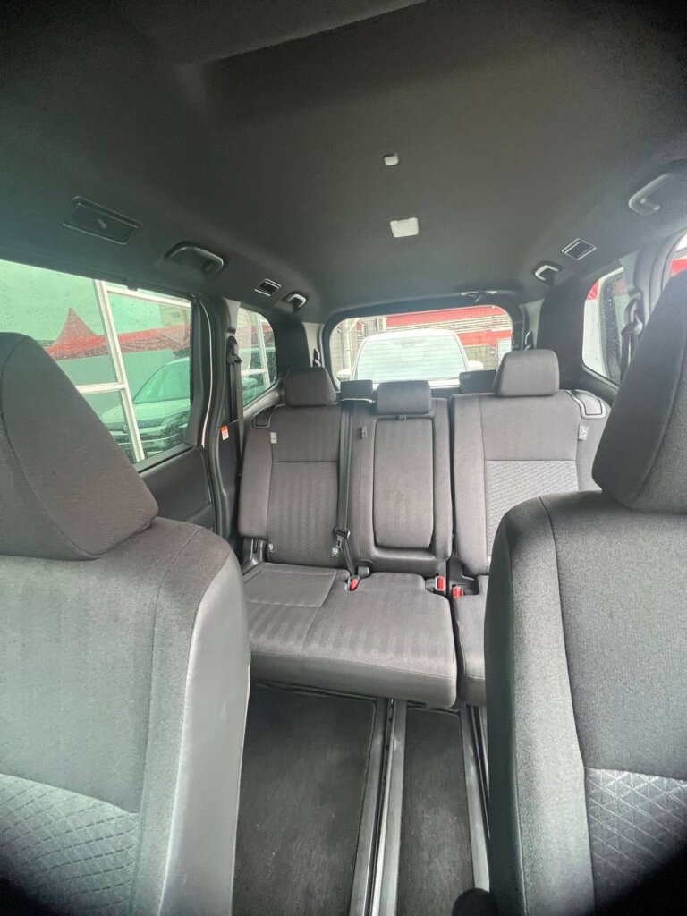 Toyota Voxy S-G 2022 · TG-2182