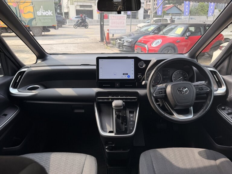 Toyota Noah · 12068