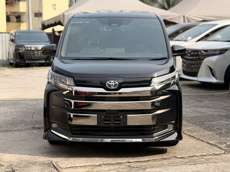 Toyota Noah · 12068