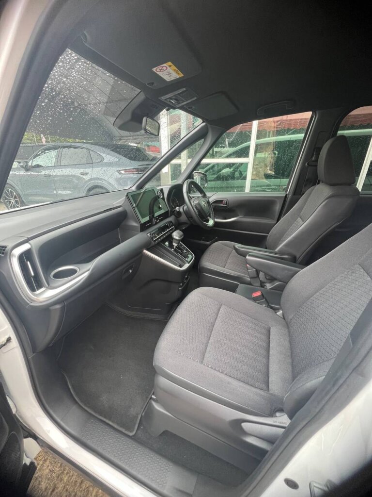 Toyota Voxy S-G 2022 · TG-2182