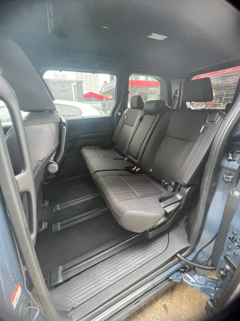 Toyota Voxy S-G 2023 · TG-2142