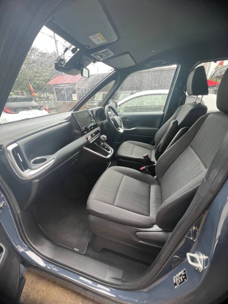 Toyota Voxy S-G 2023 · TG-2142