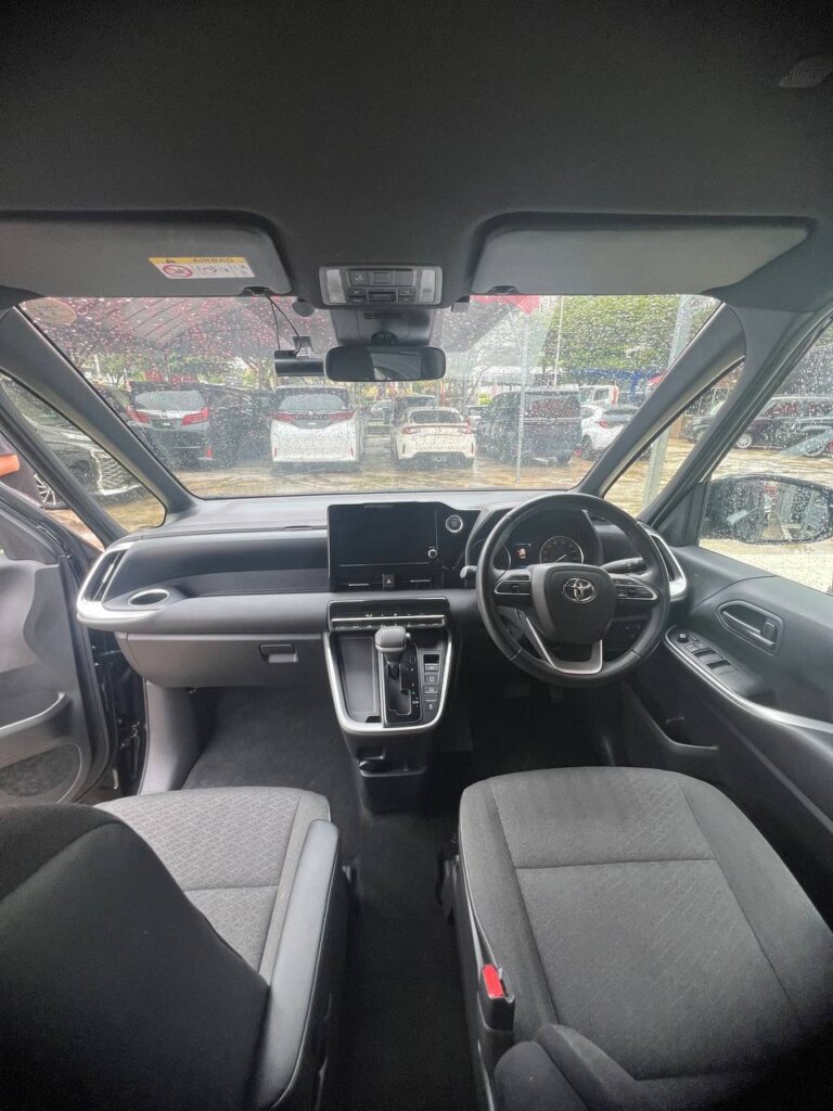 Toyota Voxy S-G 2023 · TG-2168