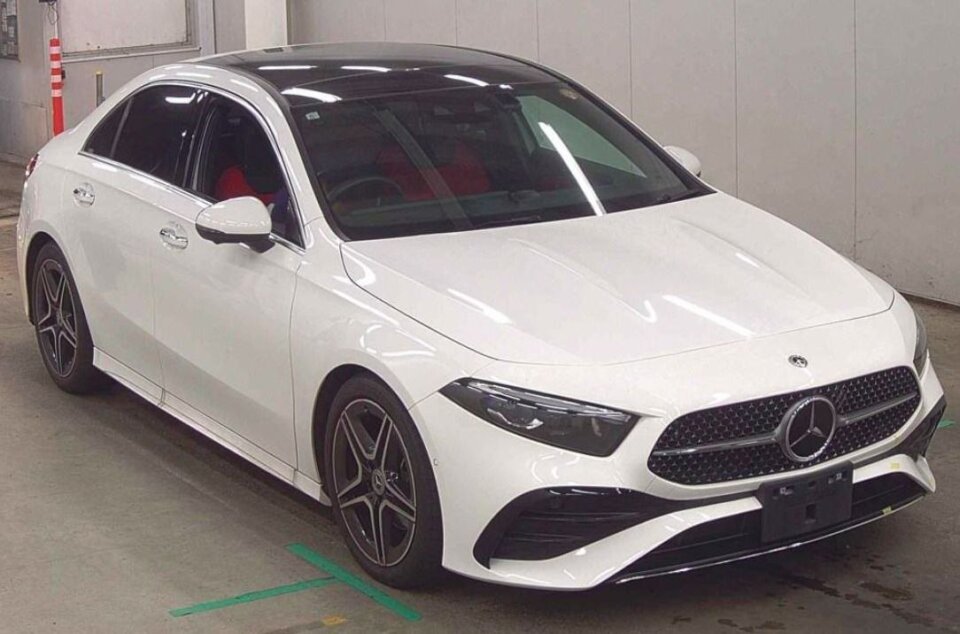 Mercedes-Benz A180 2023 · Foto 2196 Mercedes-Benz A180 AMG Sedan 2023 — pandangan hadapan serong