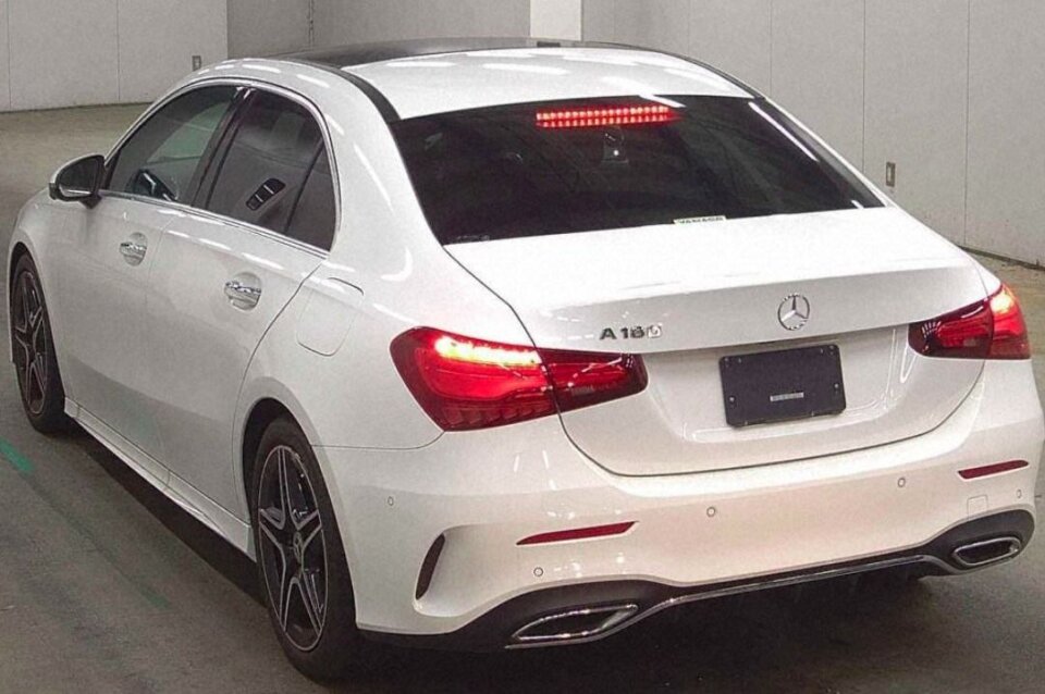 Mercedes-Benz A180 2023 · Foto 2197 Mercedes-Benz A180 AMG Sedan 2023 — pandangan belakang