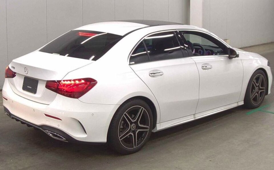 Mercedes-Benz A180 2023 · Foto 2200 Mercedes-Benz A180 AMG Sedan 2023 — pandangan belakang serong
