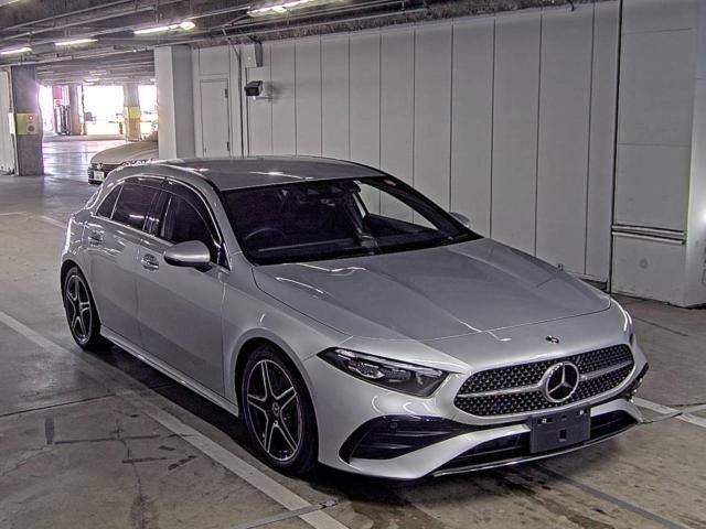 Mercedes-Benz A180 2023 · Foto 2209 Mercedes-Benz A180 AMG Hatchback 2023 — pandangan hadapan serong