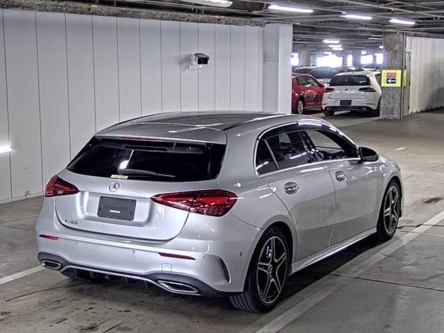 Mercedes-Benz A180 2023 · Foto 2210 Mercedes-Benz A180 AMG Hatchback 2023 — pandangan belakang