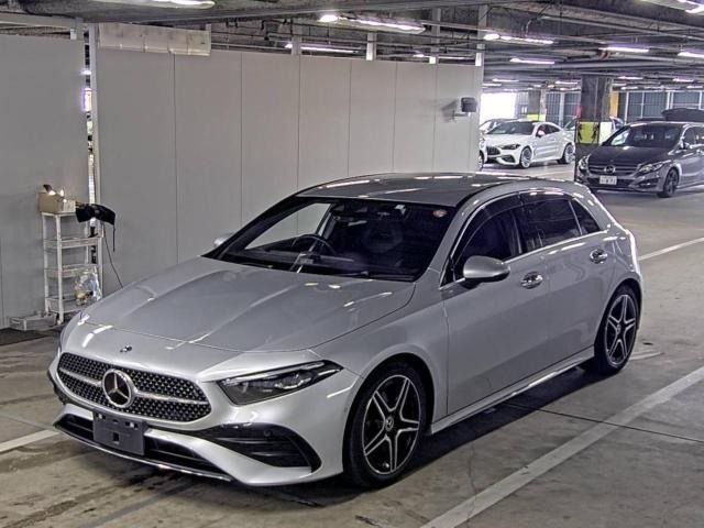 Mercedes-Benz A180 2023 · Foto 2212 Mercedes-Benz A180 AMG Hatchback 2023 — pandangan hadapan