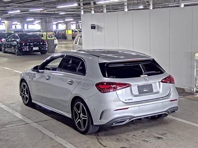 Mercedes-Benz A180 2023 · Foto 2213 Mercedes-Benz A180 AMG Hatchback 2023 — pandangan belakang serong