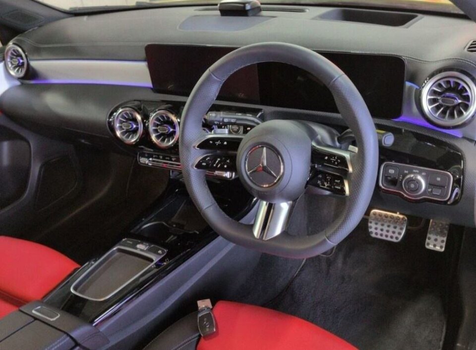 Mercedes-Benz A180 AMG Hatchback 2024 — stereng dan konsol