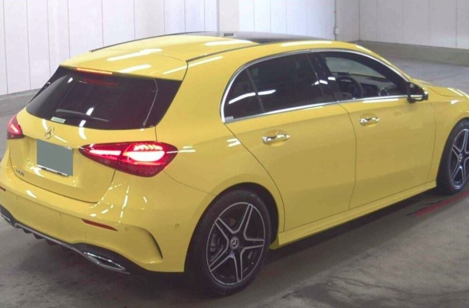Mercedes-Benz A180 AMG Hatchback 2024 — pandangan belakang serong