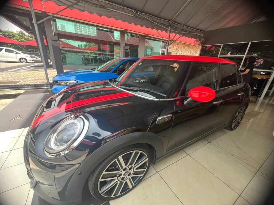 MINI Cooper S 2.0 4 Pintu 2021 — pandangan sisi hadapan