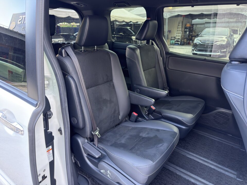 Toyota Voxy — foto galeri 10