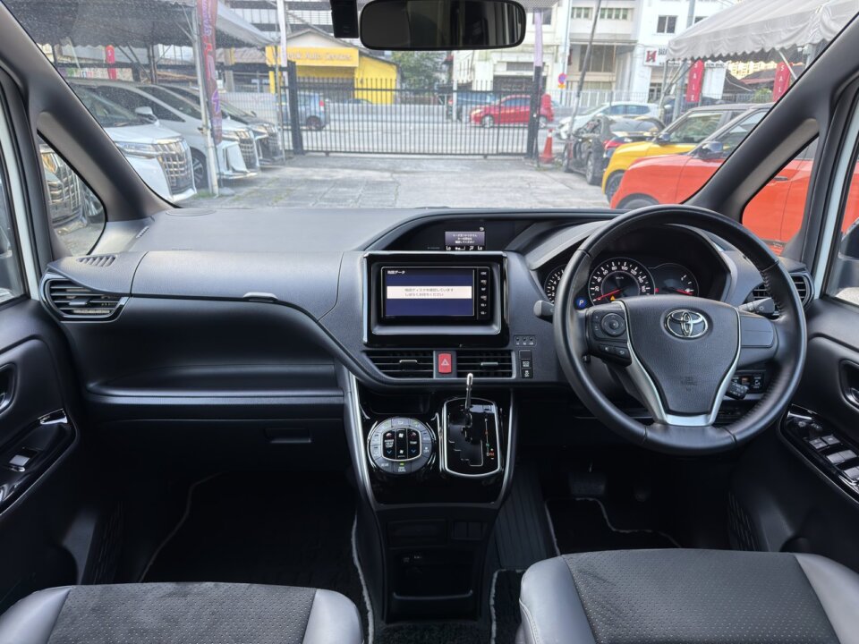 Toyota Voxy — foto galeri 11