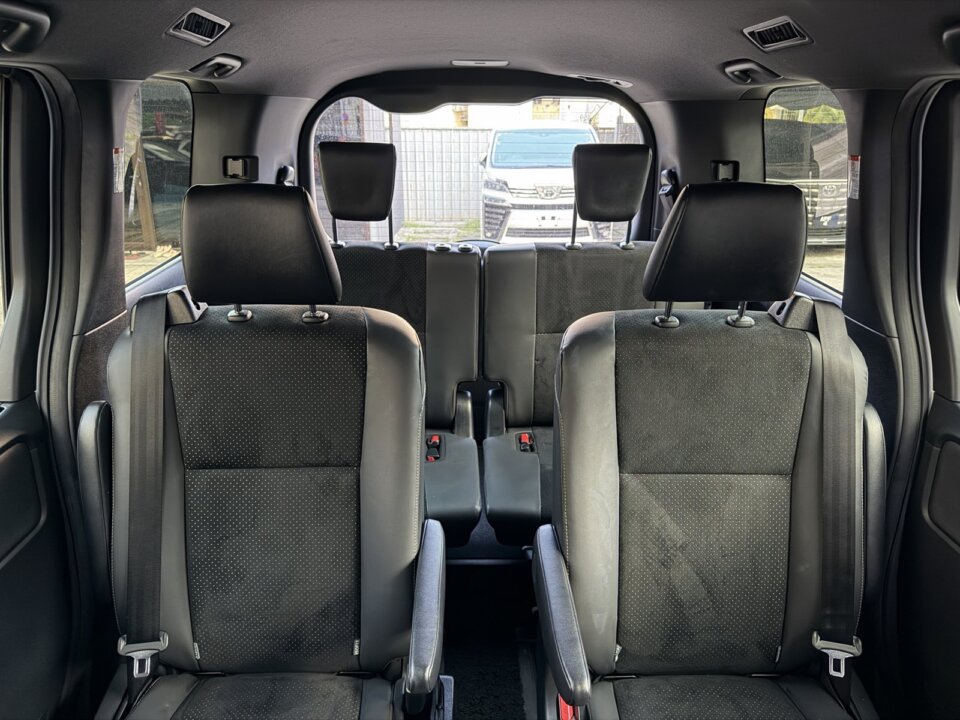 Toyota Voxy — foto galeri 14