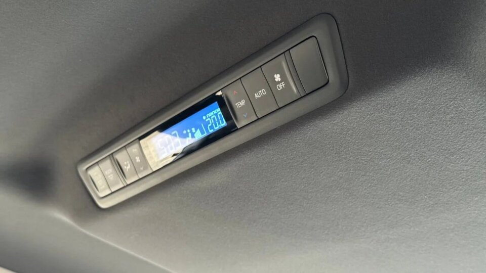 Toyota Alphard · Foto 291 Toyota Alphard — foto galeri 20