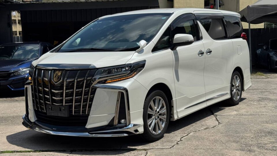 Toyota Alphard — gambar utama
