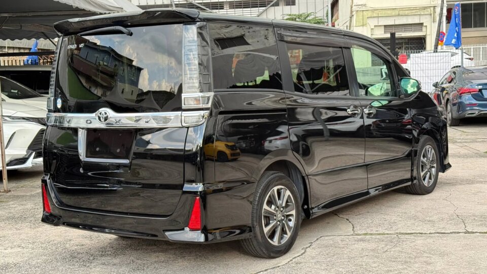 Toyota Voxy — foto galeri 3