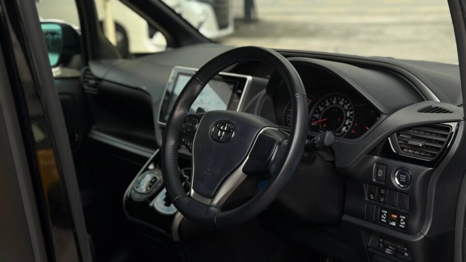 Toyota Voxy — foto galeri 6