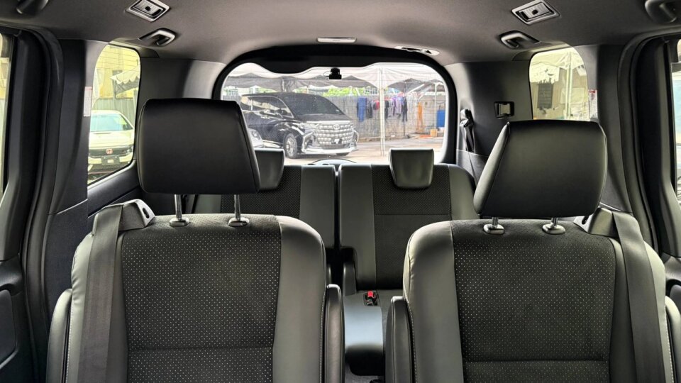 Toyota Voxy — foto galeri 9