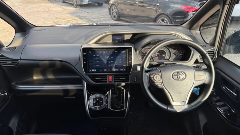 Toyota Voxy — foto galeri 10