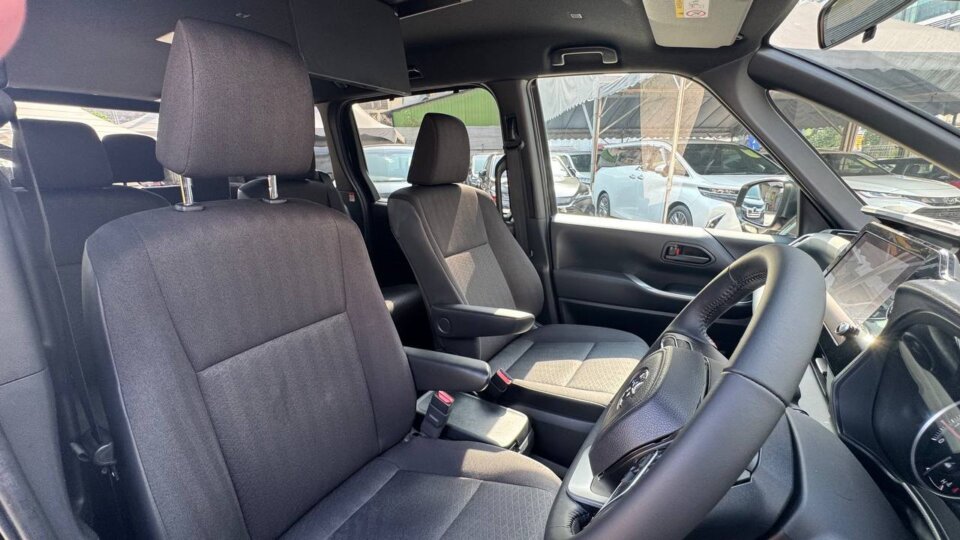 Toyota Voxy — foto galeri 8