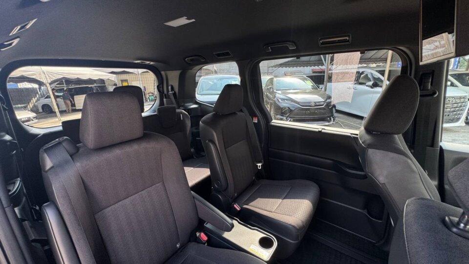Toyota Voxy — foto galeri 10