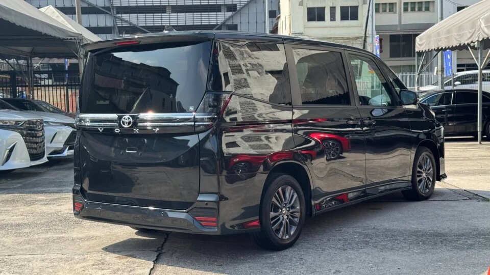 Toyota Voxy — foto galeri