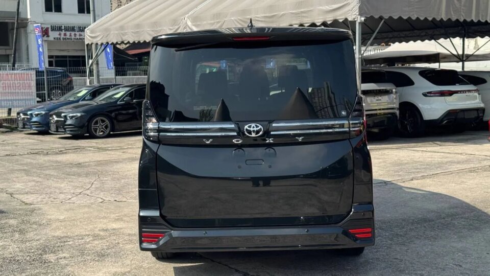 Toyota Voxy — foto galeri