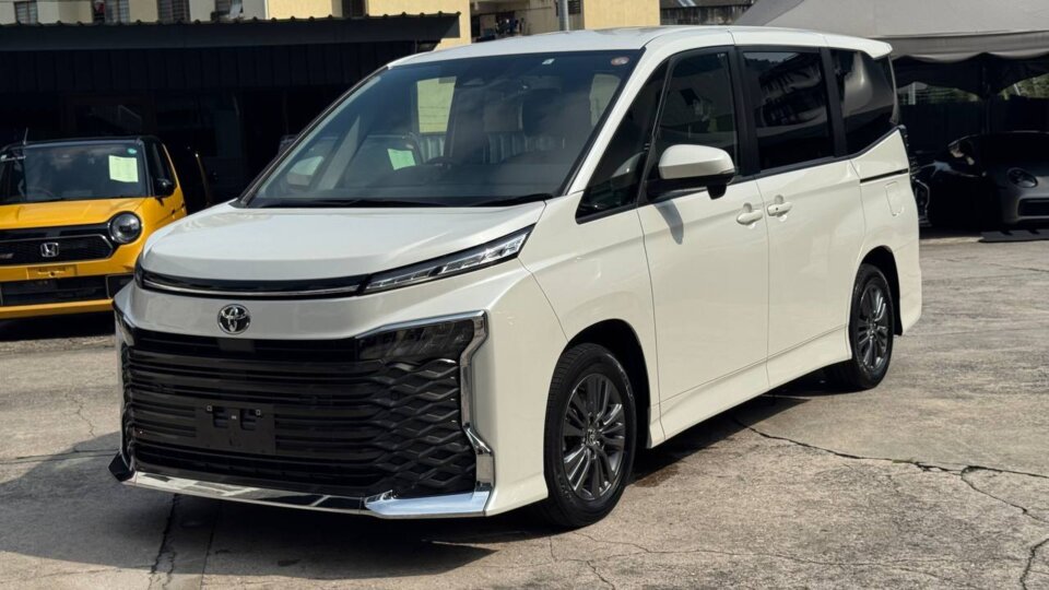 Toyota Voxy — gambar utama