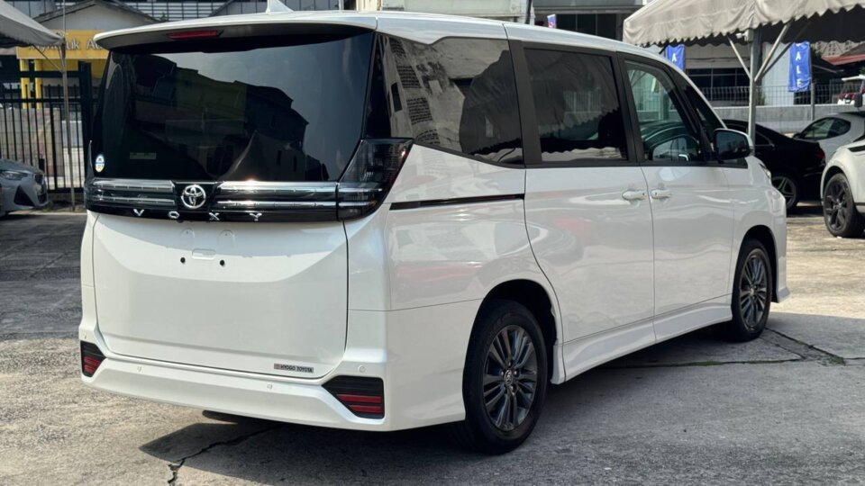 Toyota Voxy — foto galeri 2